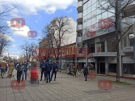 На косъм от трагедия: Огромна табела падна пред майка с количка на ул. „Александровска“ 