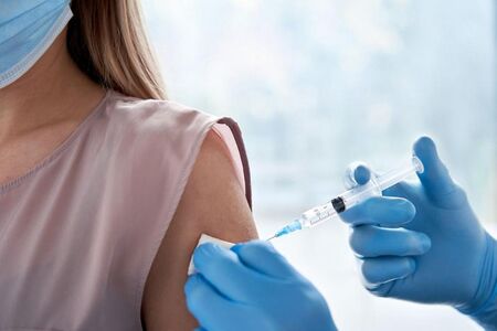 Сърбия обмисля задължителна ваксинация срещу COVID-19 за медиците