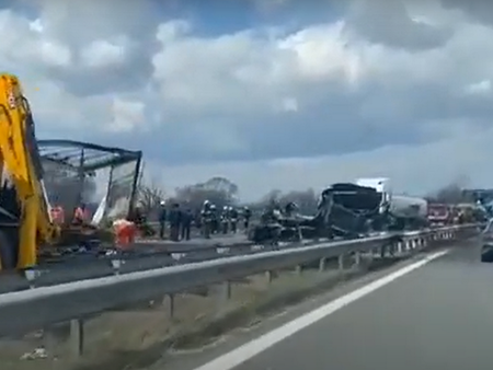 На вниманието на пътуващите към Бургас: Ограничават движението на камиони от 5-ти до 23-ти км на АМ "Тракия"