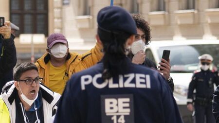 Протест и контрапротест срещу ограничителните мерки във Виена