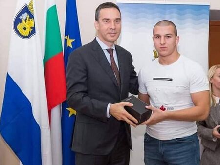 Бургаският талант в бокса Георги Стоев ще представя България на световно първенство в Полша
