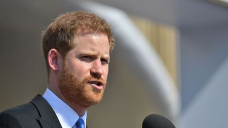 Принц Хари се върна във Великобритания сам за погребението на принц Филип