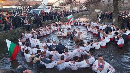 Съдът отмени забраната за мъжкото хоро в Калофер