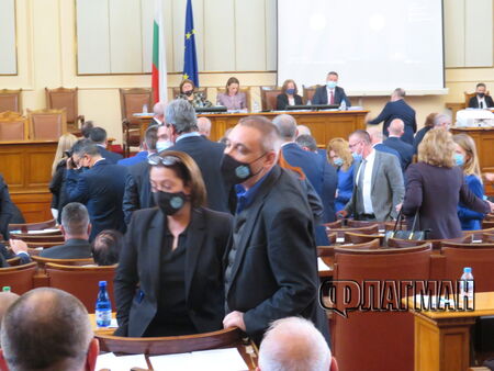 Депутатите задължиха премиера Борисов да се яви за изслушване в парламента