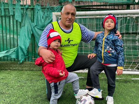 Бойко Борисов с внуците: Играта ни върви!