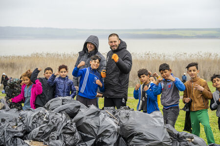 Жителите на кв. Горно Езерово излязоха днес, за да почистят брега на Бургаско езеро „Вая“