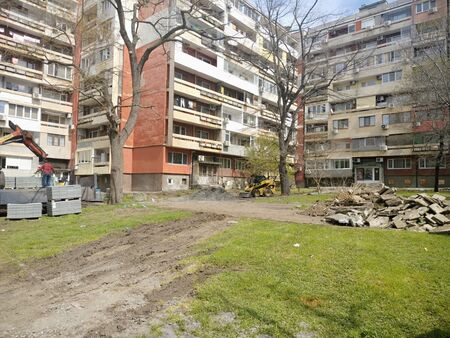 Благоустрояват района около бл.46 в ж.к."Братя Миладинови"