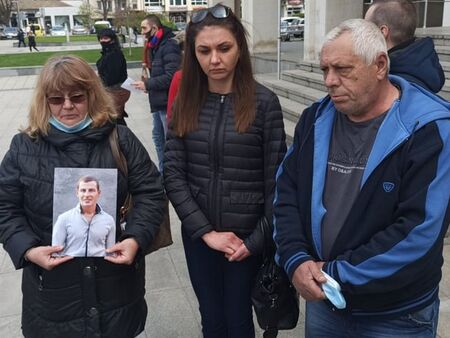 Майката на Георги Костадинов: 6 месеца чакаме насрочване на заседание, а убиецът на детето ни е на свобода и шофира
