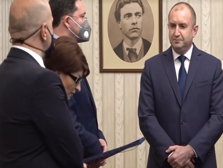 Президентът връчи мандата на ГЕРБ, ето за какво призова кандидата за премиер Даниел Митов