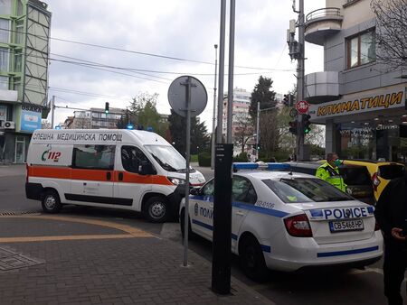 Извънредно! Полиция и линейка отведоха окървавен мъж, седял с разбита глава пред Водната палата