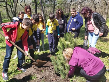 В Деня на земята ученици от бургаско училище „осиновиха“ част от парк