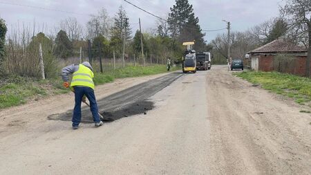 Ремонтират пътища в Карнобатско