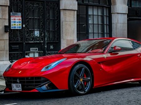 Ferrari в България: Луксозните спортни коли не се вписват в пътищата ни