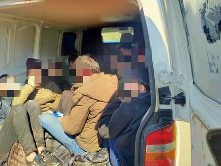 Бежанците, заловени край Китен, натикани в бус с фалшиви стикери за инкасо кола