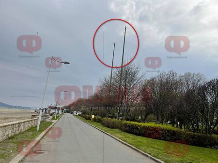 Къде изчезнаха знамената от пилоните в Морската градина на Бургас?