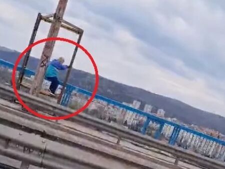 Възрастна жена опита да скочи от Аспаруховия мост