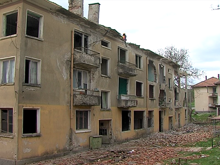 Събарят бившите военни блокчета в Звездец