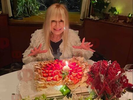 Лили Иванова празнува с торта от ягоди, вижте как поет от Русе я зарадва