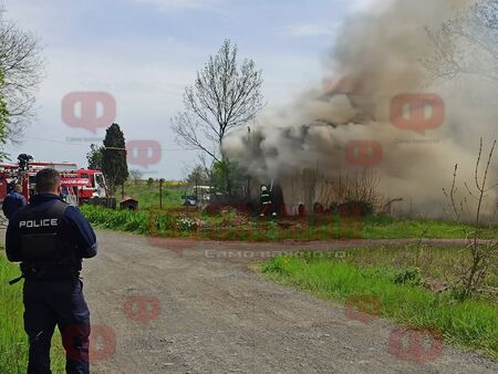 Извънредно! Огромен пожар край Бургас, гори склад