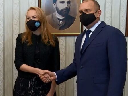 Президентът връчи мандат на ИТН, Стефанова веднага го върна
