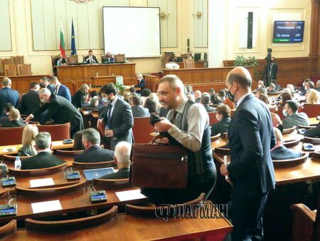 ГЕРБ, БСП и ДПС провалиха заседанието на парламента