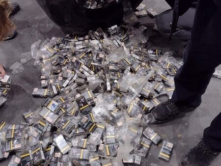Митничари спипаха 1150 кутии цигари менте в гумите на камион