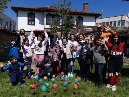 Mестността "Ичмята" се превърна във великденска приказка, кметът на Сунгурларе Георги Кенов и деца рисуваха яйца