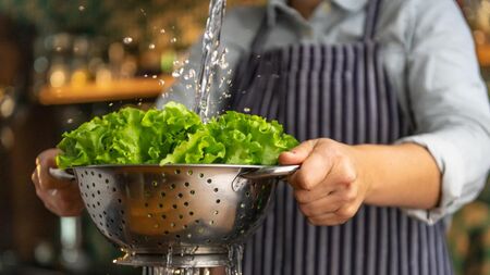 Как да почистваме правилно зеленолистните зеленчуци преди консумация
