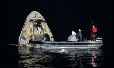 Първата редовна мисия на SpaceX завърши успешно