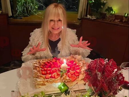 Лили чукна 82 в ресторант в тесен кръг приятели и торта с ягоди