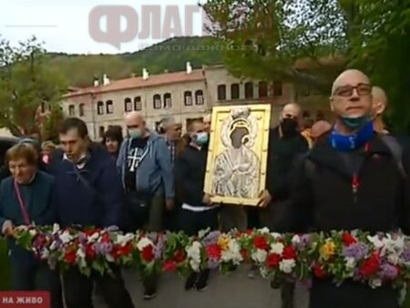Стотици българи на шествие с чудотворна икона на Света Богородица