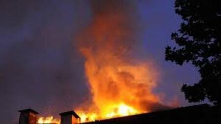 Пожар изпепели три къщи в столичния квартал "Орландовци", жена пострада при огнения ад