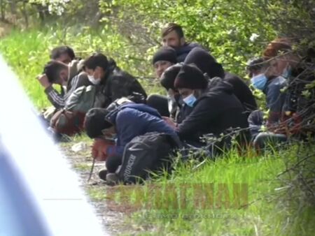25 нелегални мигранти заловиха край Вакарел