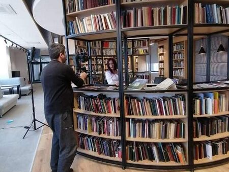 Талантлива изпълнителка снима новия си клип в бургаската библиотека