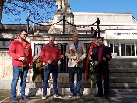 Социалистите в Бургас почетоха празника на Българската армия и Ден на храбростта