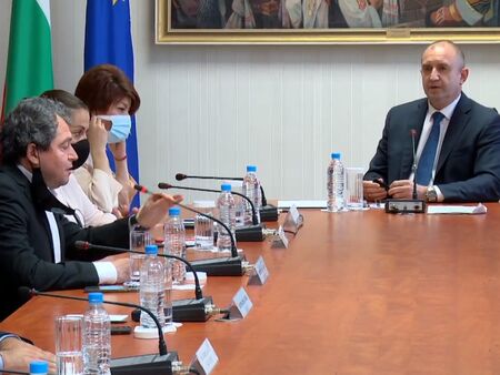 Остри реплики на новите консултации при президента за шеф на ЦИК, Радев обвини Борисов, че абдикирал
