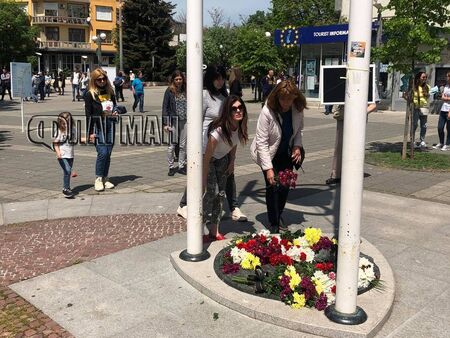Бургас почита Ваня Костова с цветя на Часовника и нейни песни на ключови места в града в 12 ч.