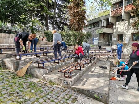 Жители на Созопол запретнаха ръкави на старта на сезона, за да обновят амфитеатъра