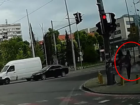 Смразяващи кадри: Мазилка се стовари на метри от пешеходец в Бургас