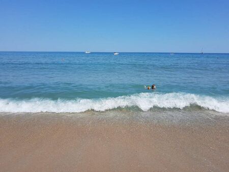 Слънчево и топло време днес, но по-хладно по морето