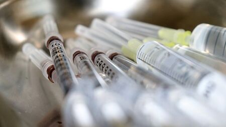 COVID ваксините – новото оръжие на авторитарните режими срещу демокрацията