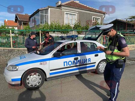 Наказаха бургаски полицаи заради тайна вайбър група, пазеща ги от радари и камери