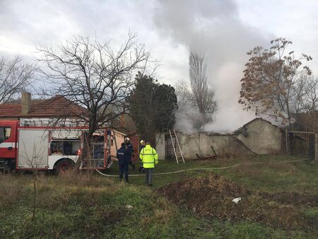 Къща в село Равнец пламна като факла, буркани и стари вещи станаха на пепел