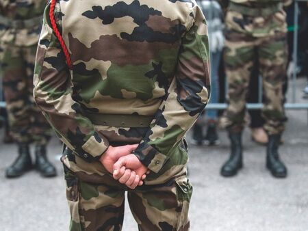 Военни предвиждат гражданска война във Франция заради отстъпки на Макрон пред ислямизма