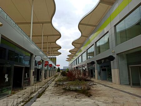 Свързана с ТИМ фирма поема призрачния мол „Странд“ край Бургас