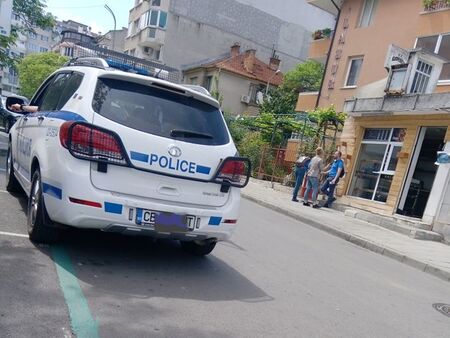 Данъчни и полиция затвориха баничарница в ж.к. „Лазур“