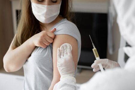 Гръцкото правителство обмисля привилегии за ваксинираните