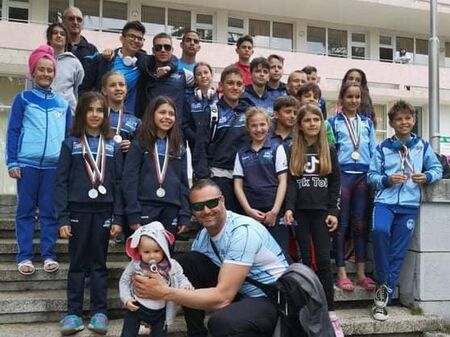 „Акулите“ донесоха в Бургас 11 медала и награда за най-добър  състезател от турнир в Сандански