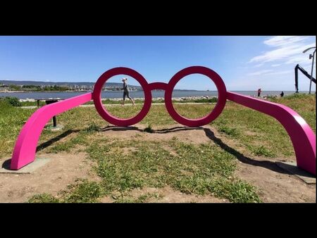 Най-новият символ на Варна: Огромни розови очила