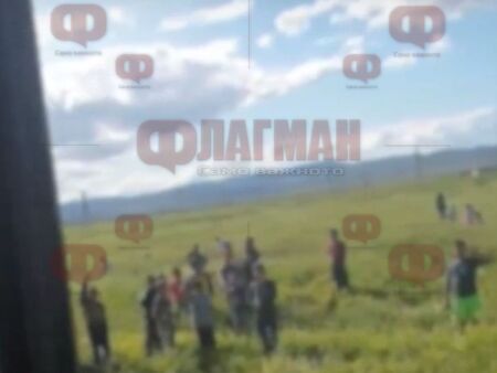 Терор край Нова Загора: Спряха влак с барикада на линията, 30 роми хвърляха камъни по вагоните